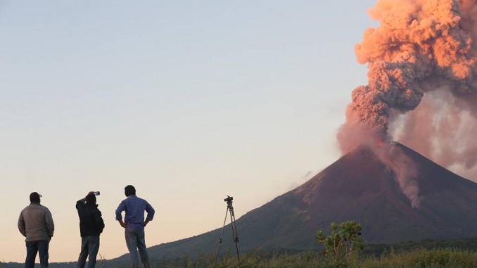 volcanes del país,permanente actividad,lanzamiento de gases,cenizas,sismos,