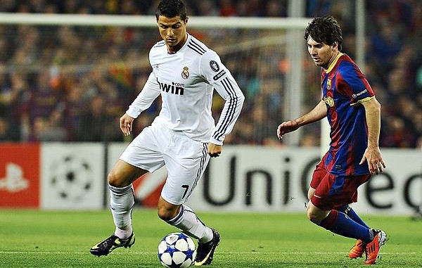 Cristiano y Messi, al ataque , en el campo de juego,