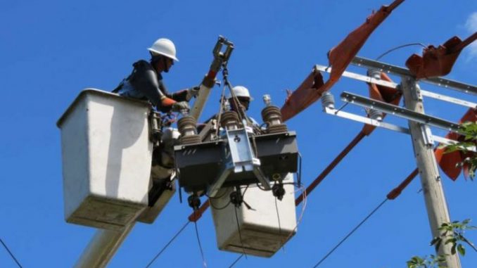 El presidente del INE anunció el incremento del 2 por ciento en la tarifa eléctrica