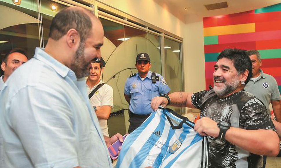 Maradona entrega camisa a hijo de Daniel Ortega