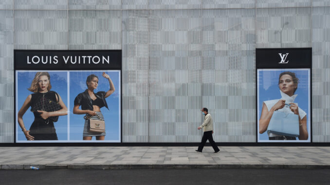Prestigiosa marca de ropa Louis Vuitton donará un millón de